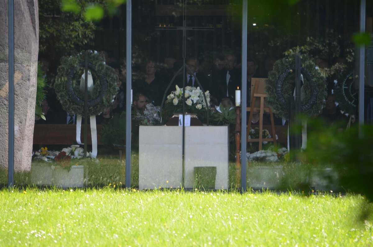 Smuteční hosté na pohřbu otce Dary Rolins
