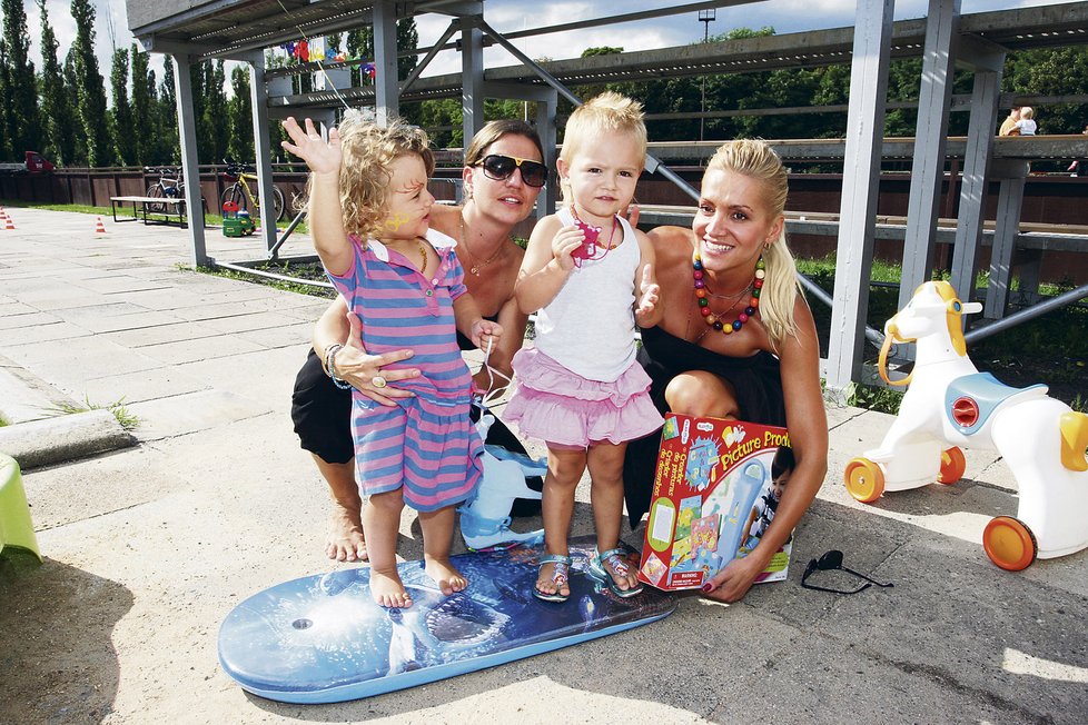 Po boku jí už několik let stojí manažerka Eva Skallová, kamarádí se i jejich děti Charlotta a Laura