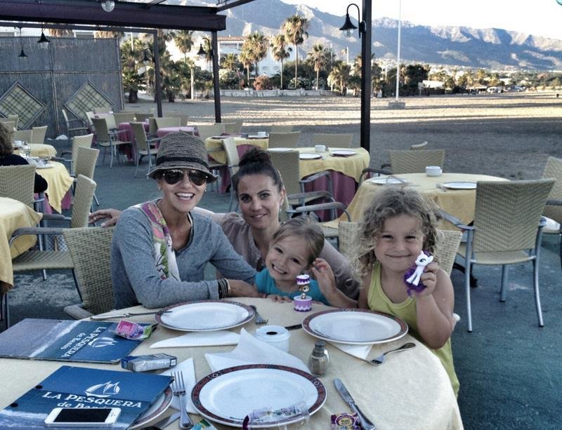 Dara Rolins s kamarádkou Evou Skallovou a jejich dcerami vyrazily na dovolenou do Andalusie.