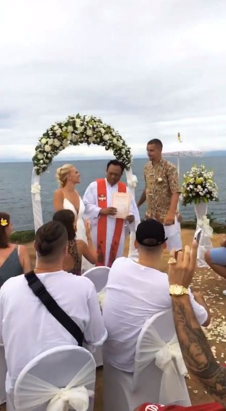 Dara Rolins je na Bali na svatbě kamarádky i s dcerou Laurou a přítelem Rytmusem.