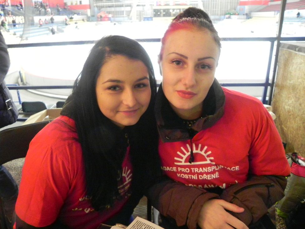 Jaromíra Zeleňáková (vpravo) se zapíše do seznamu dárců kostní dřeně hned po 18. narozeninách. Je příbuznou dvouleté Kačenky Michálkové, která také bojuje s akutní leukémií.
