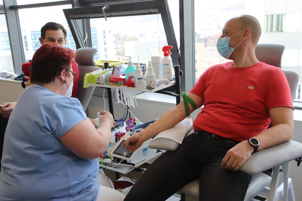 Zdravotníci z FN Brno vyjeli ve čtvrtek poprvé do jedné z firem, aby získali dárce krve. V Renomii bylo ochotno darovat krev 60 % z nich, vesměs prvodárců.