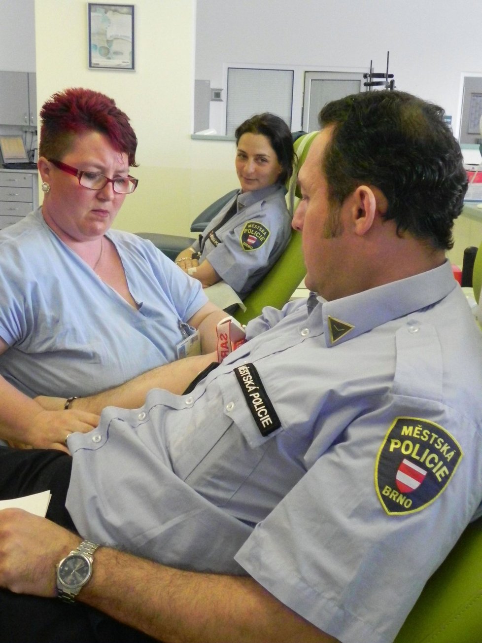 Stovka brněnských strážníků a strážnic darovala krev v transfuzním a tkáňovém oddělení FN Brno. Dvě třetiny z nich přišly k odběru vůbec poprvé.