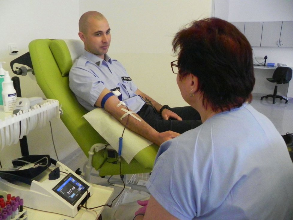 Stovka brněnských strážníků a strážnic darovala krev v transfuzním a tkáňovém oddělení FN Brno. Dvě třetiny z nich přišly k odběru vůbec poprvé.