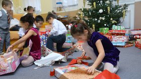 Takto děti z dětských domovů rozbalovaly dárky loni.