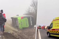 Na východě Slovenska se převrátil autobus: Šest vážněji zraněných, mezi cestujícími bylo i dítě