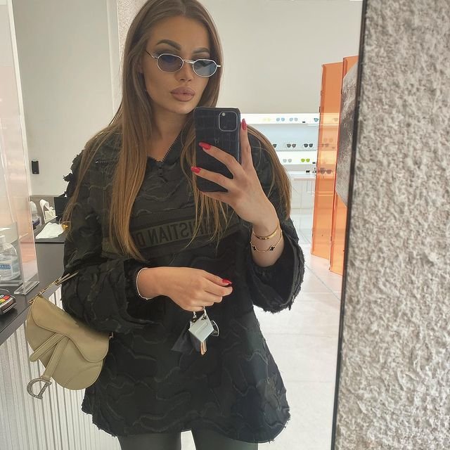 Krásná modelka Daria Radionová (26) si nechala auto nazdobit malými diamanty.