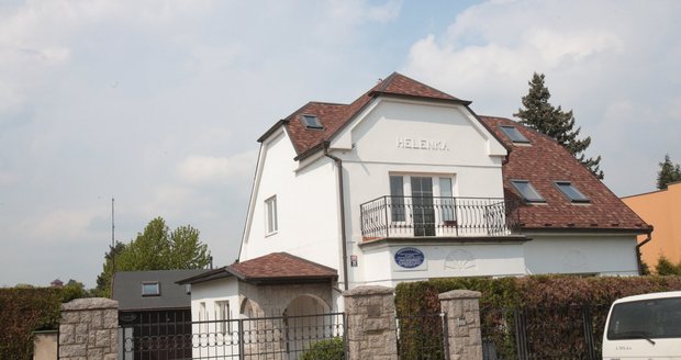 Tuto vilu v Říčanech nyní obývá kromě Dariny Nové i její exmanžel Josef Rychtář.