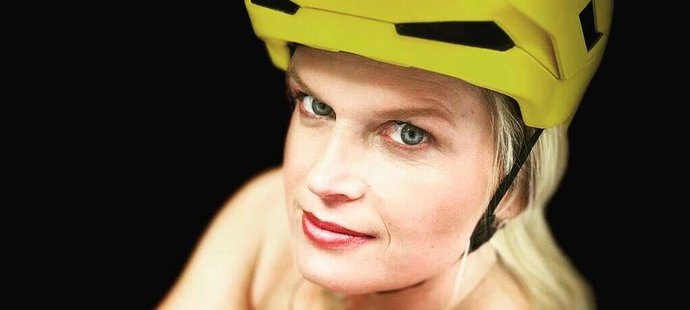 Darina v kampani své bývalé kolegyně Kateřiny Nekolné, která nabádala cyklisty k nošení helmy.