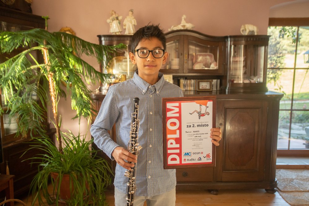 Darius Naimji (12 let) získal stipendium v hudbě na Eltham College v Anglii. Kromě hudby se věnuje i lezení.