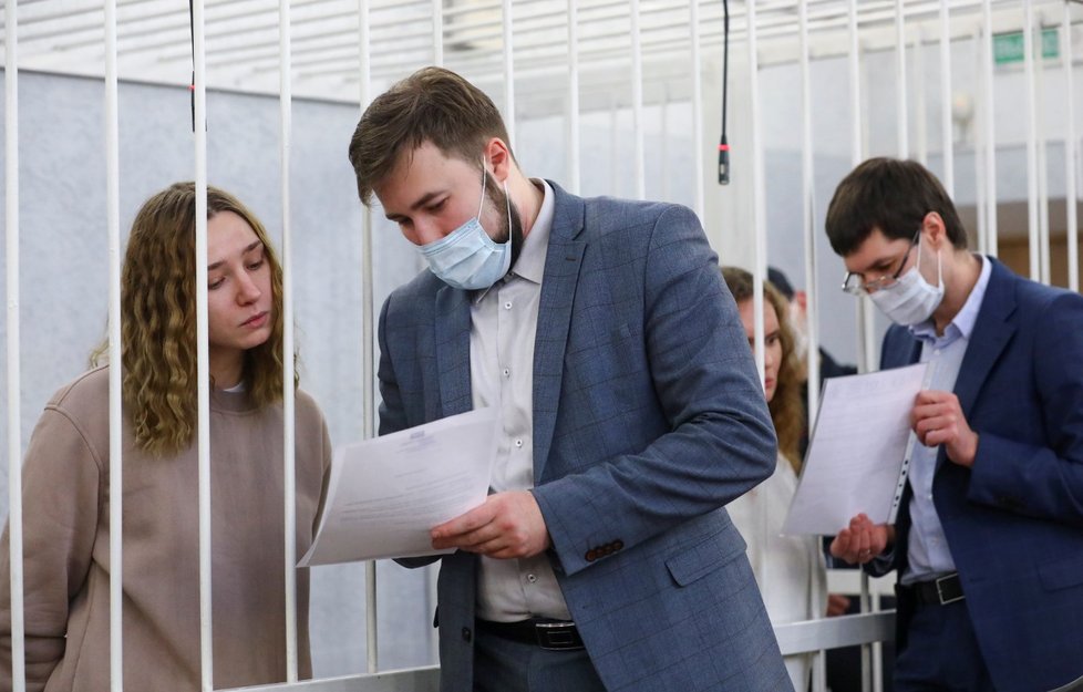 Běloruské novinářky polské stanice Belsat Darja Čulcovová (vlevo) a Kacjaryna Andrejevová jsou drženy ve vazbě v běloruském Minsku. Během soudního přelíčení byly zavřené v kleci (9. 2. 2021)