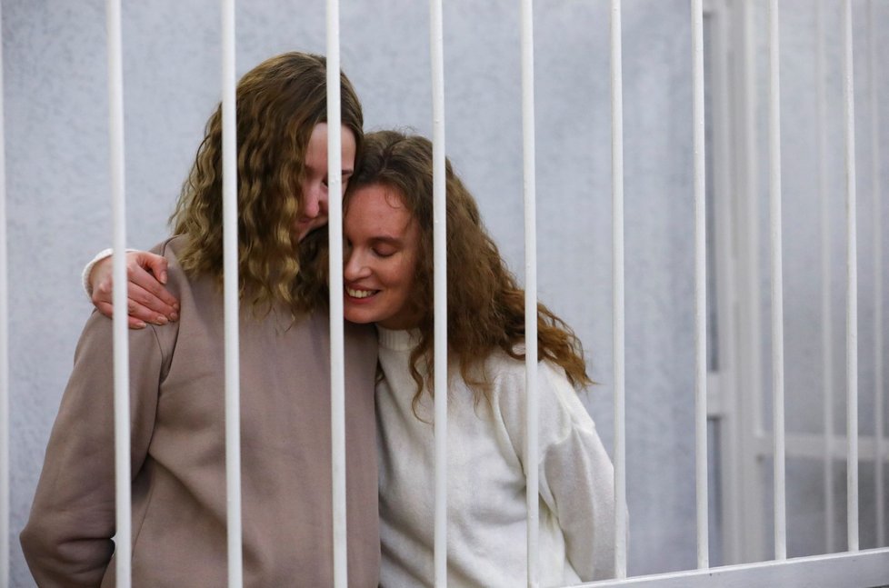 Běloruské novinářky polské stanice Belsat Darja Čulcovová (vlevo) a Kacjaryna Andrejevová jsou drženy ve vazbě v běloruském Minsku (9. 2. 2021)