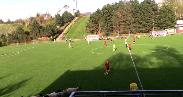 Stádo ovcí zpestřilo utkání mezi FK Darkovice a TJ Velká Polom.