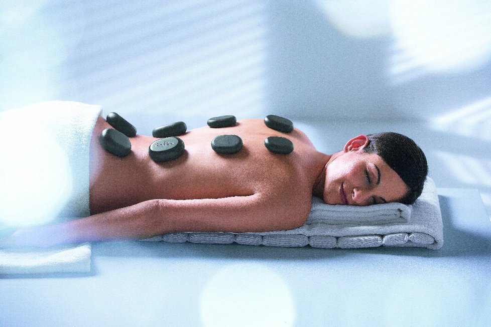Relaxační souprava s třiadvaceti čedičovými kameny ve třech různých velikostech pro uvolnění ztuhlých svalů, TCHIBO, asi 1300 Kč
