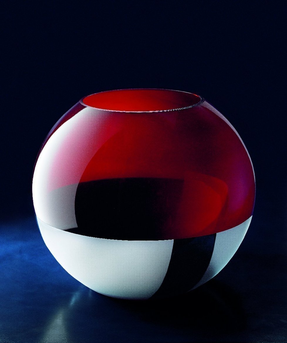 Váza ve tvaru koule z exkluzivní edice Designed by CONRAN je vyrobena z ručně foukaného platinovaného skla, TCHIBO, asi 1200 Kč