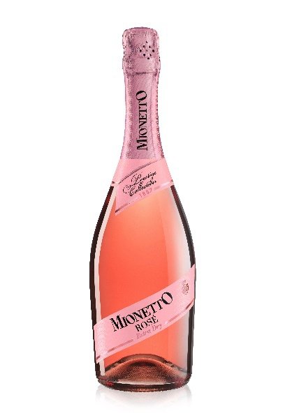 Šumivé víno Mionetto Rosé nejen skvěle chutná, ale také vypadá, a to díky své broskvově růžové barvě s jemnými purpurovými odlesky. Cena 249 Kč.
