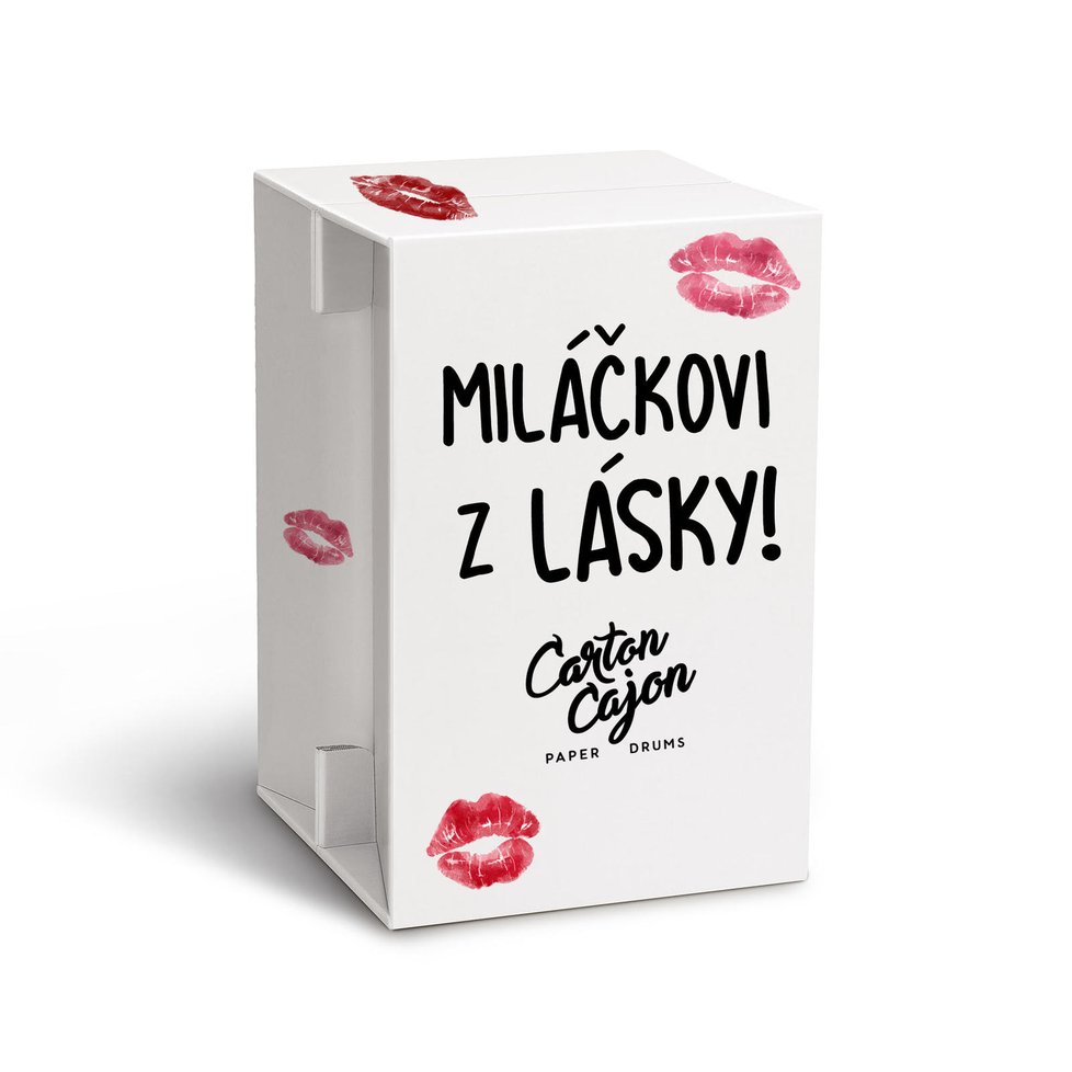 Multifunkční designový sedací buben Carton Cajon s osobním vyznáním lásky. Prodávají eshopy, cena: 790 Kč