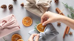Zapomeňte na balicí papír. 10 skvělých tipů, jak originálně a levně zabalit vánoční dárky