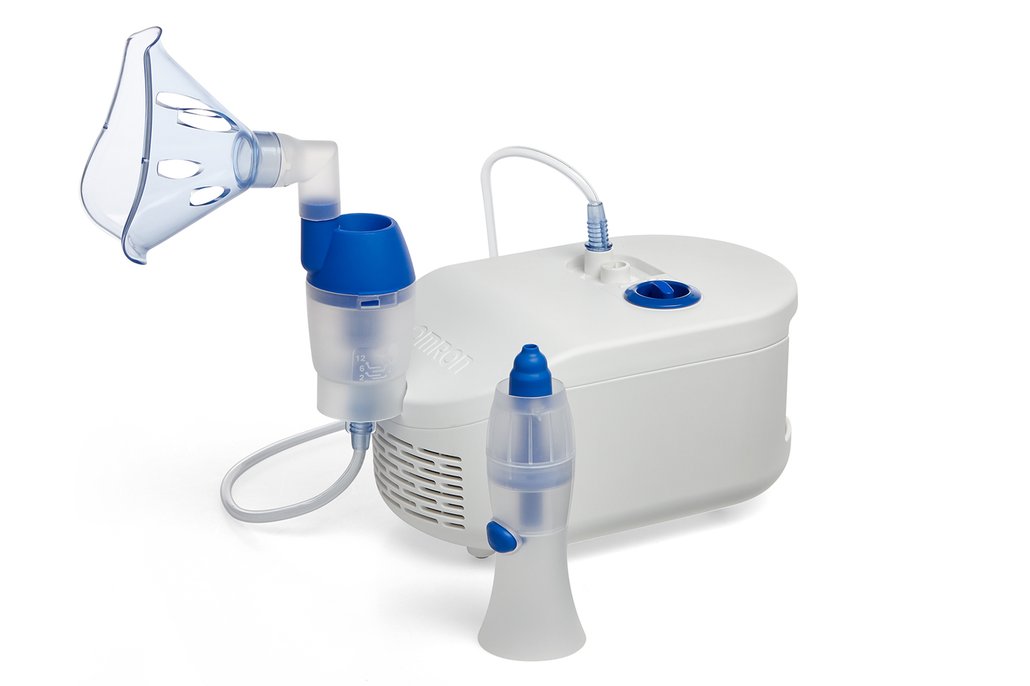 Inhalátor OMRON C102 s nosní sprchou řeší dlouhodobé problémy s respiračním onemocněním, ale i obyčejné nachlazení. Koupíte ho v lékárnách či v prodejnách zdravotnických potřeb za doporučenou cenu 1 366 Kč