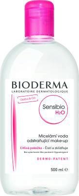 Něco pro citlivou pleť? Univerzální micelární odličovací voda Sensibio od Biodermy určitě také potěší. Seženete v lékárnách, balení 250 ml stojí okolo 419 Kč.