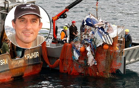 Vrak dvouplošníku s mrtvým pilotem: Rybářská loď vytáhla děsivý úlovek