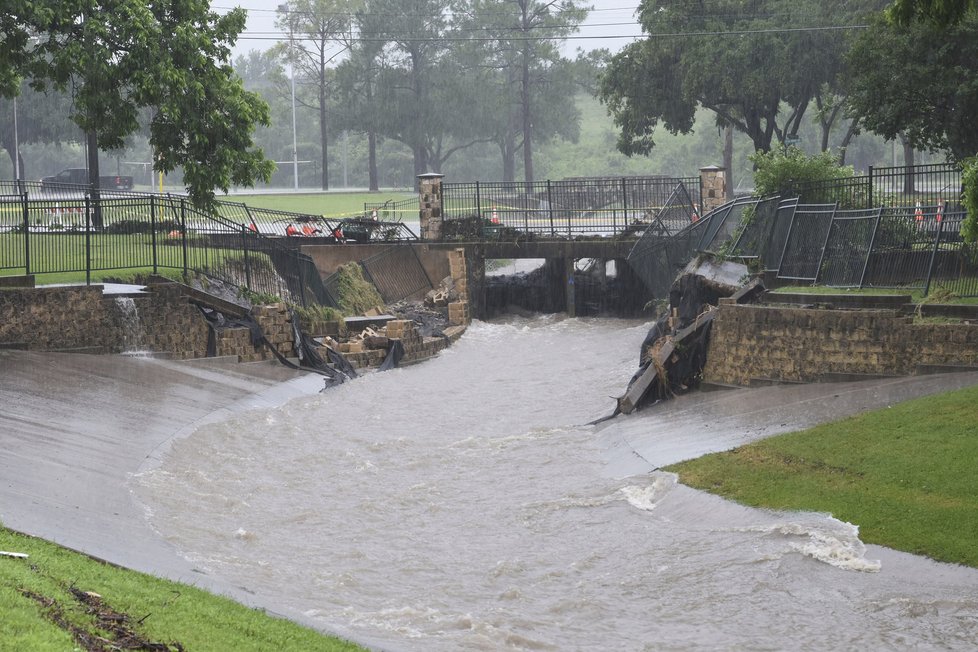 Záplavy v Texasu si vyžádaly životy celkem čtyř lidí.