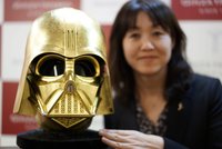 Poklad milovníků Star Wars: Japonec vyrobil zlatou masku Darth Vadera