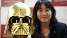Japonský zlatník vyrobil zlatou masku Darth Vadera