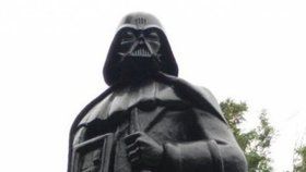 Vylepšil sochu Lenina: Z komunisty udělal Darth Vadera a připojil ho na internet