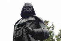 Vylepšil sochu Lenina: Z komunisty udělal Darth Vadera a připojil ho na internet