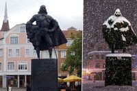 Sníh udělal Darth Vadera ze zakladatele města, sochu změnil k nepoznání