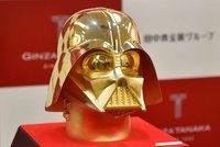 Klenot pro fanoušky Star Wars. Maska Dartha Vadera ze zlata za 34 milionů