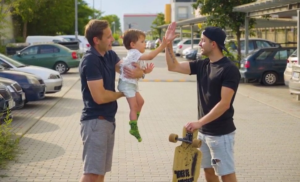 Milánkovi pomáhali i dva kluci na longboardech.