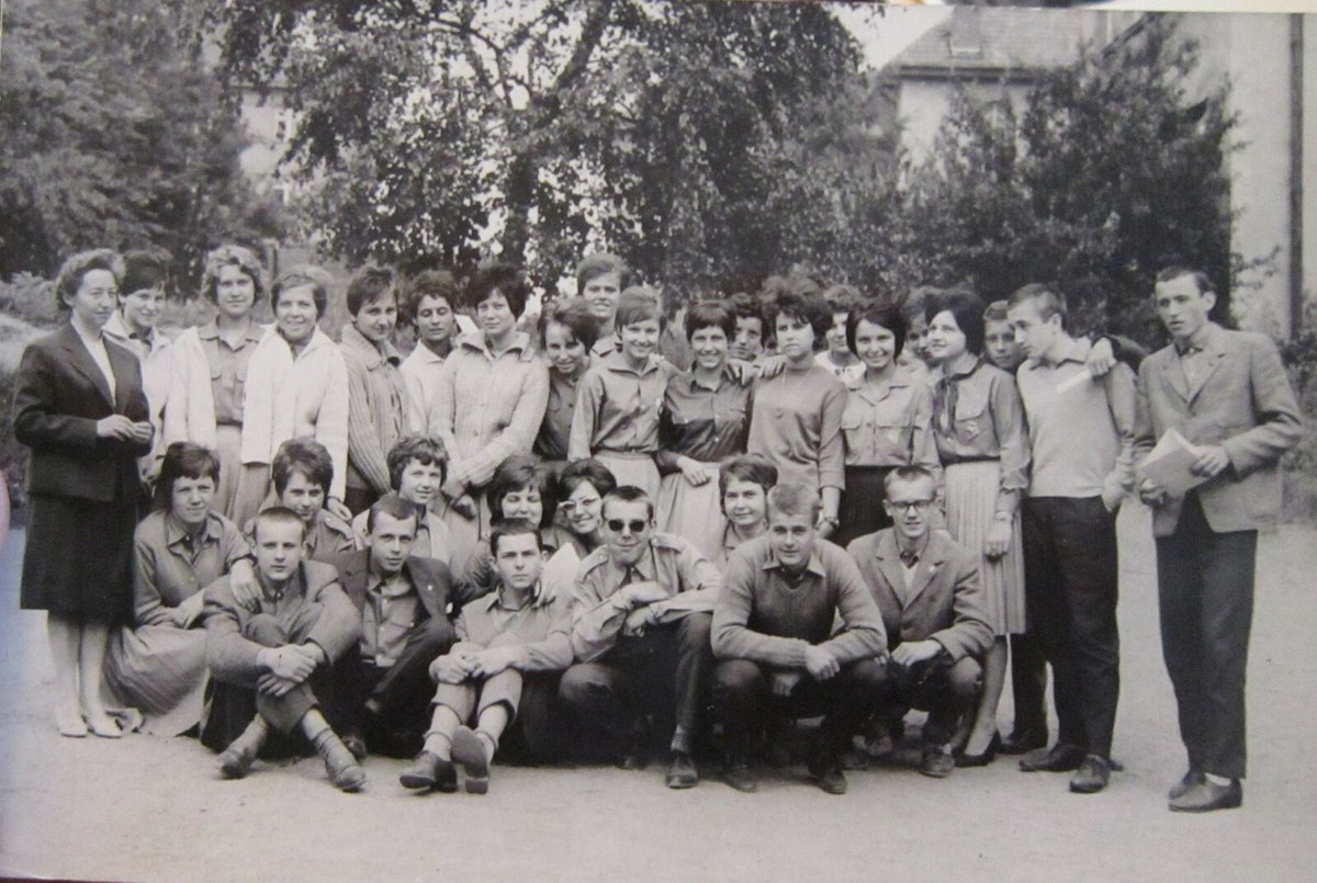 Daruše Burdová (zcela vlevo) v 60.letech se svými studenty.