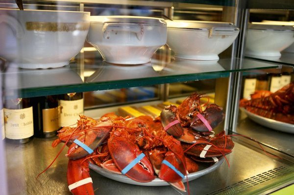 Americká restaurace Charlotte&#39;s Legendary Lobster Pound ve státě Maine používá před zabitím humra marihuanu k jeho zklidnění.