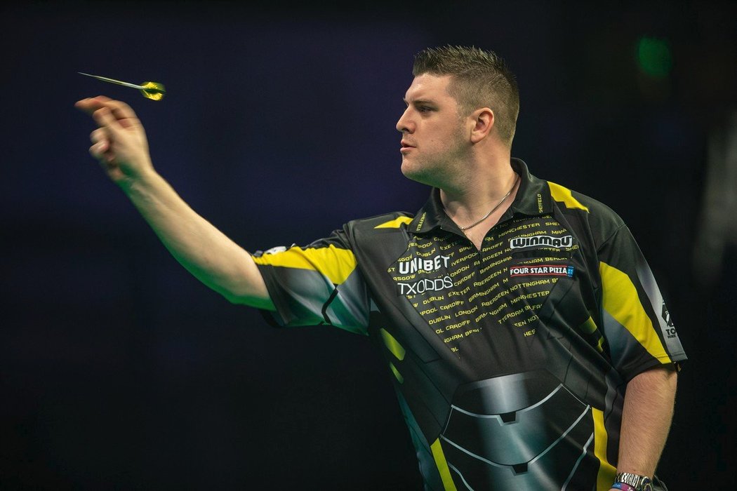 Daryl Gurney, trojka nejlepší šipkařské světové soutěže Professional Darts Corporation (DPC), na sebe upoutal pozornost nejen svými strhujícími sportovními výkony, ale také poněkud zvláštním chováním během turnajů.