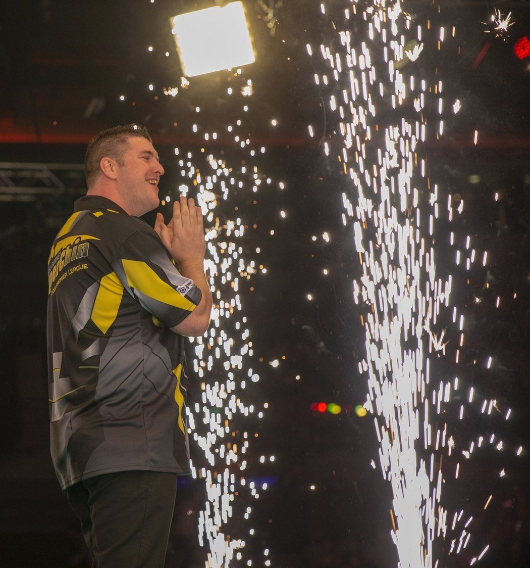 Irský šipkař Daryl Gurney se raduje z vyhraného zápasu.