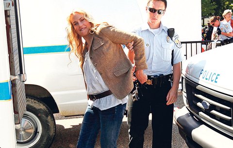 Daryl Hannah: Hvězda filmu Kill Bill zatčena před Bílým domem
