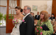 2009: VELMI KŘEHKÉ VZTAHY Na svatbě Ivy Kubelkové a Miloše Mejzlíka.