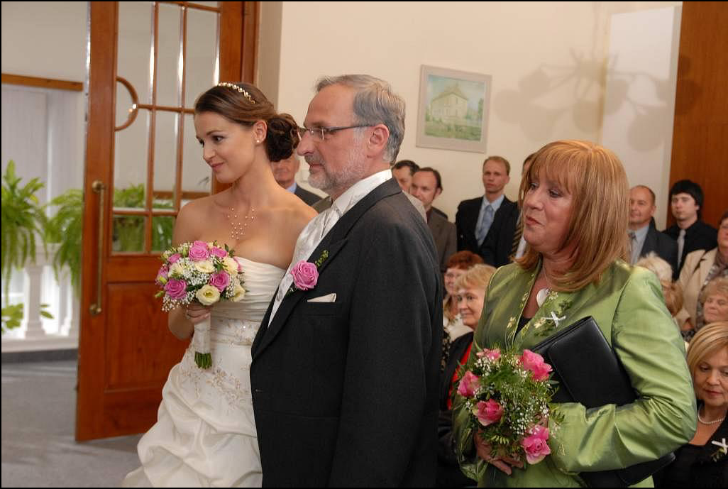 2009: VELMI KŘEHKÉ VZTAHY Na svatbě Ivy Kubelkové a Miloše Mejzlíka.