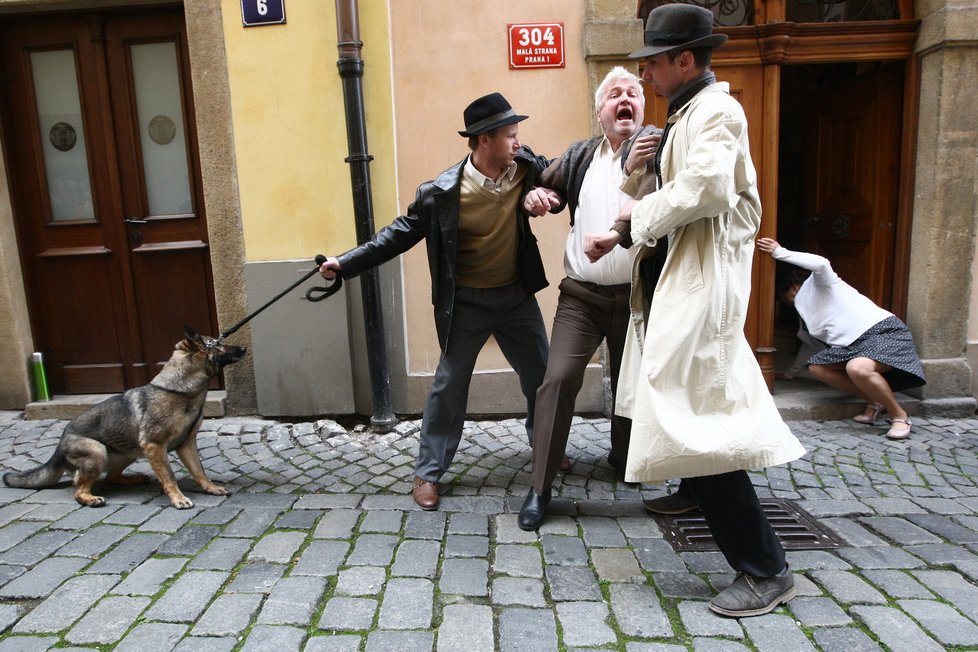 Gestapo odvádí muže, jeho manželka se ho snažila bránit.