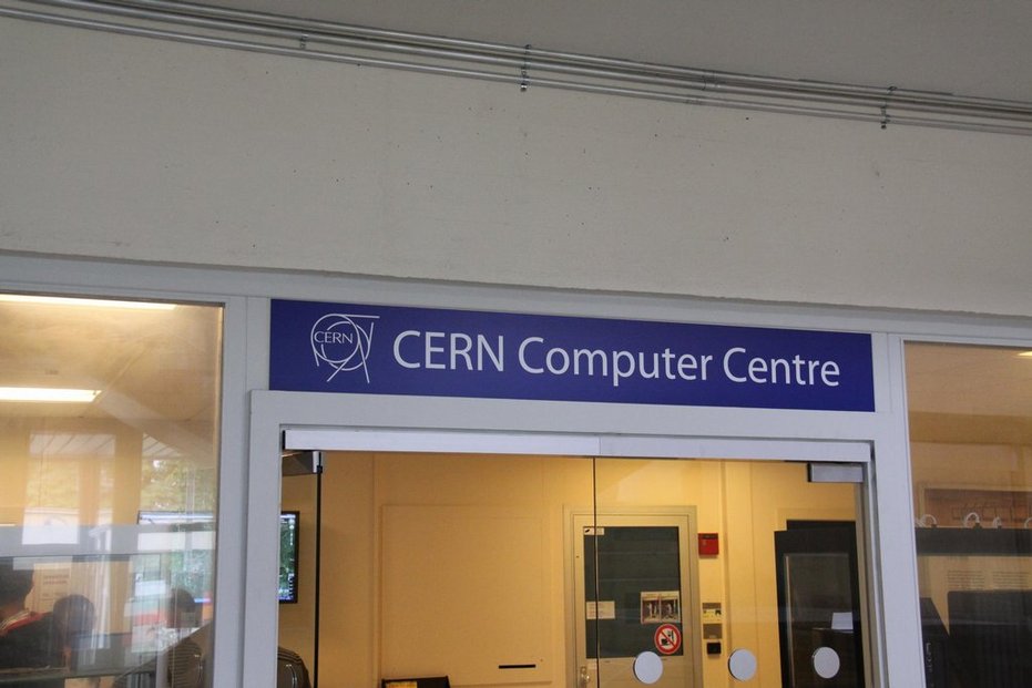 Datové centrum v CERNu. Kromě skladování naměřených dat z experimentů na urychlovači LHC je zde spravována také jedna z páteřních struktur světové internetové sítě