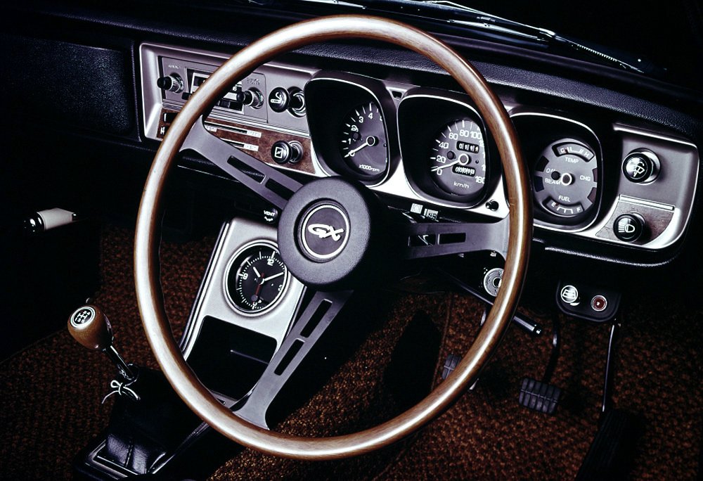 Od dubna 1970 se na japonském trhu nabízela výkonnější verze GX (Grand Luxury) se dvěma karburátory a novou palubní deskou.