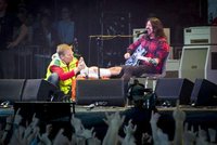 Zpěvák Foo Fighters si zlomil nohu při představení: Hrál dál ze židle!