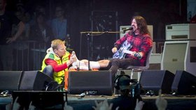 Dave Grohl pokračoval v koncertě i se zlomenou nohou