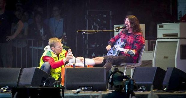 Dave Grohl pokračoval v koncertě i se zlomenou nohou