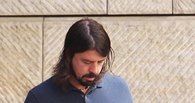 Kytarista a zpěvák Dave Grohl. Vyprodaná pražská aréna se má dnes na co těšit