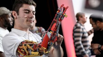 Španěl se narodil bez pravého předloktí, a tak si postavil z Lega robotickou ruku . Dnes už vlastní čtyři