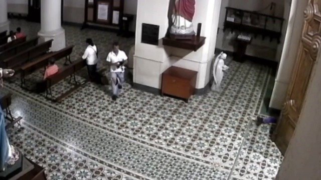 David Andrés Flórez Acosta byl zachycen kamerou, jak krade kočku z kostela.
