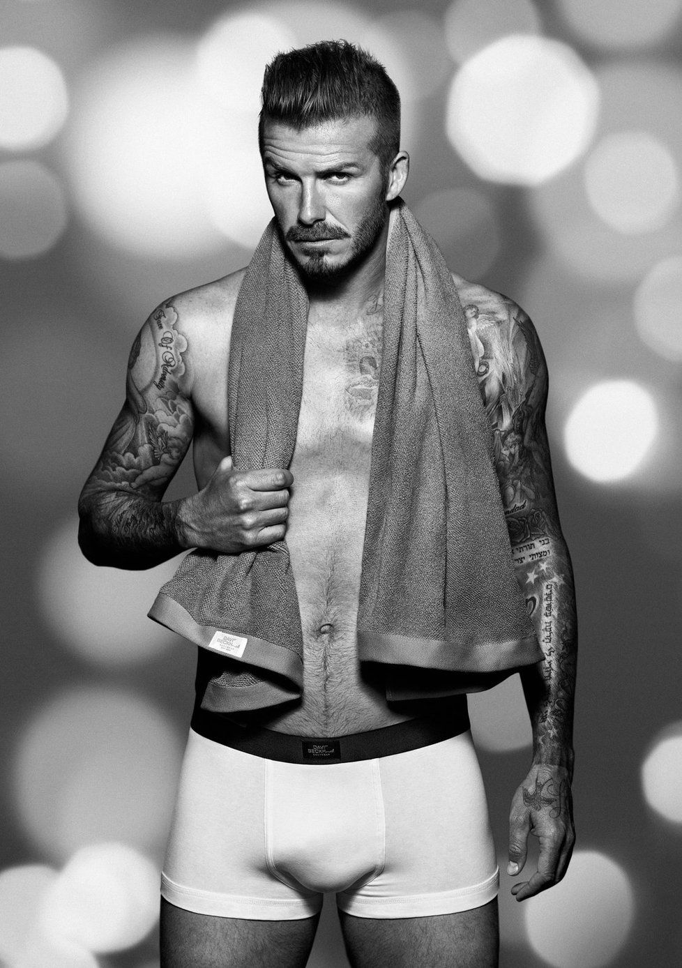 David Beckham je sice svalovec, s tolika kufry by ale asi měl problém.